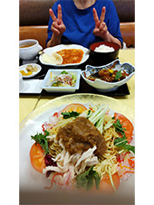 冷麺　奥にＶサインしている写真