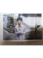 車を持ってる少年
